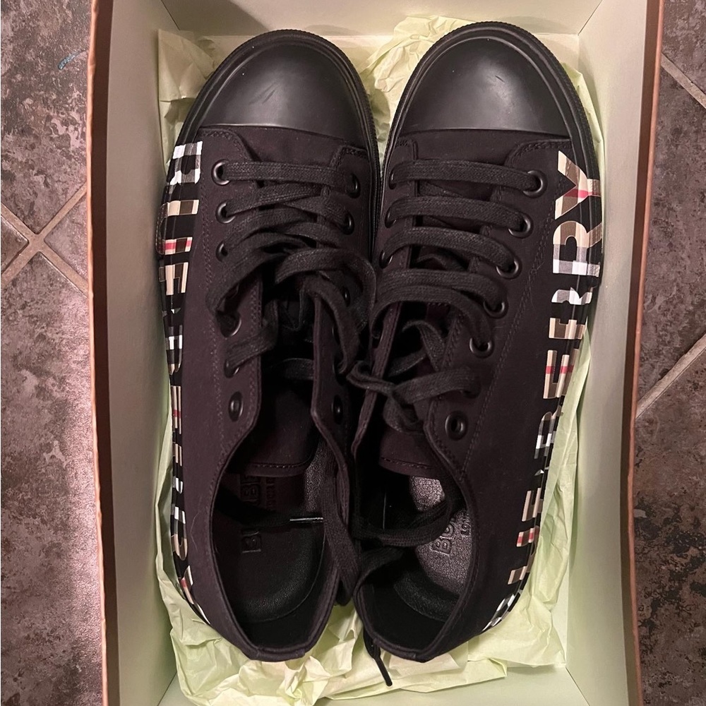 Authentic Contrast Logo Print Burberry sneaker size 8.5 men women size 10.5